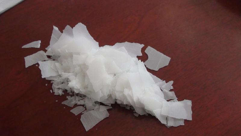 半透明片状固体,片碱是基本化工原料,广泛用于造纸,合成洗涤及肥皂